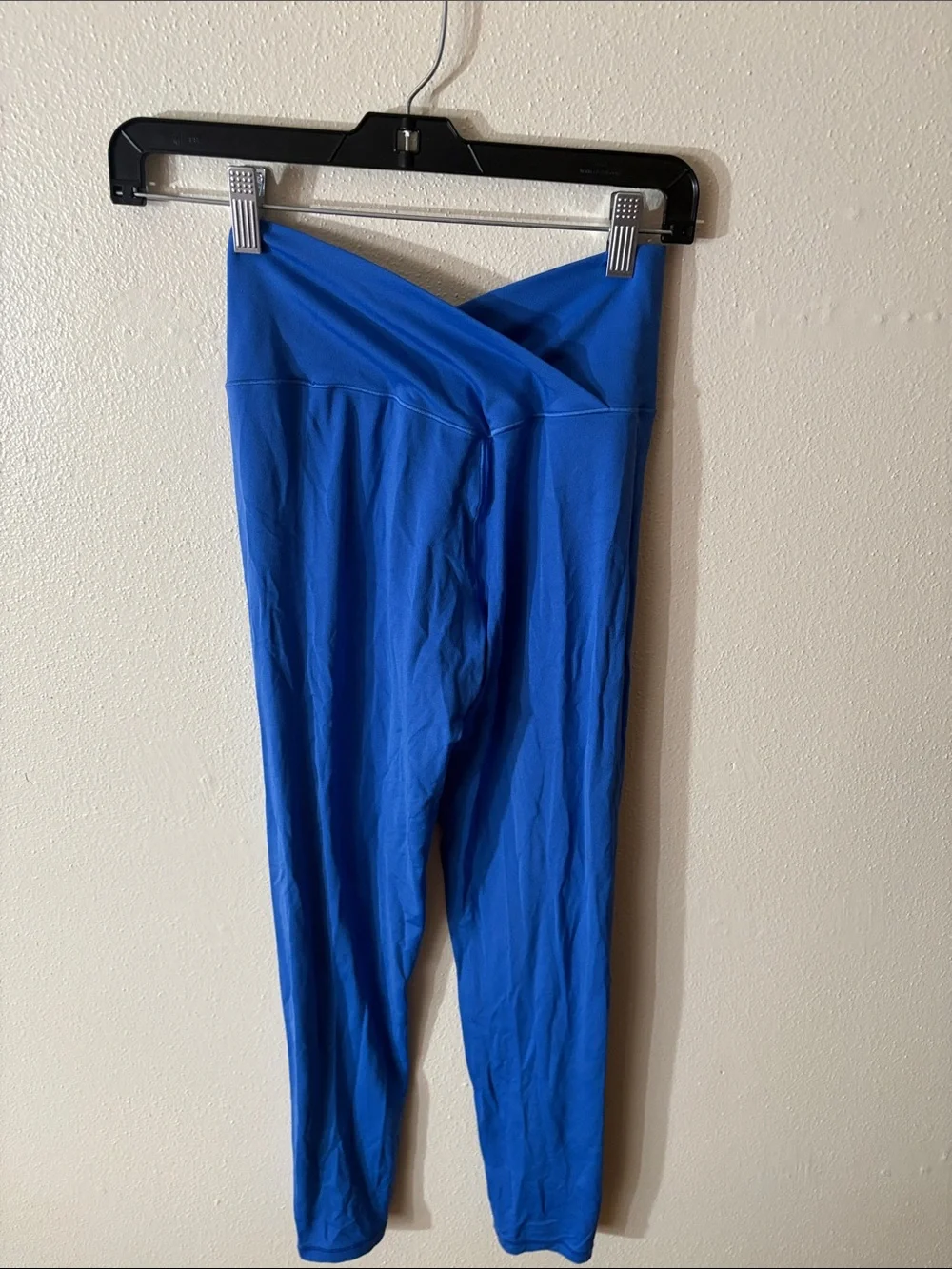 High-Waist V-Crossover Leggings in Bright Blue - Picture 3 of 3